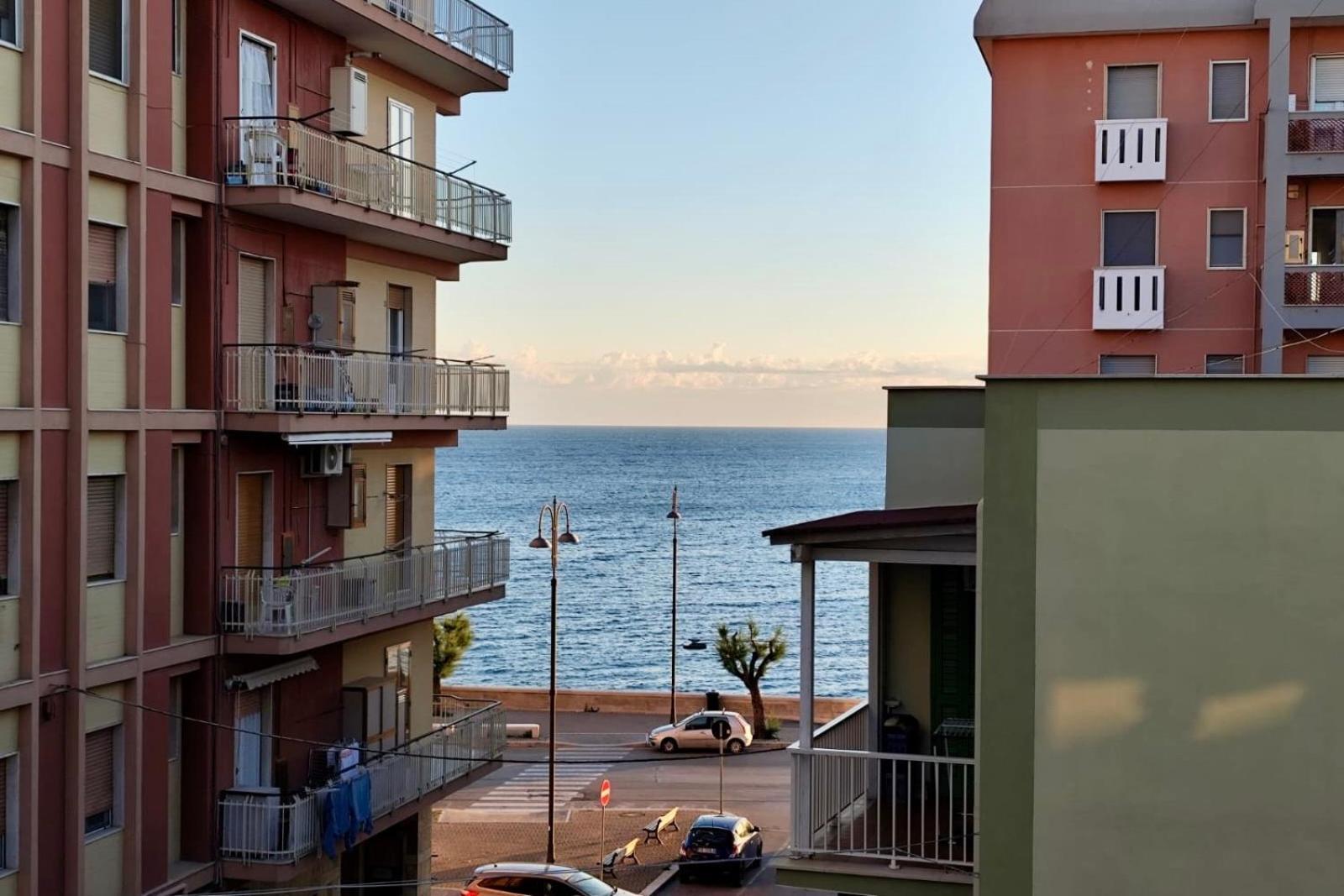 Sunrise Waterfront - With Sea View Balcony - Appartement